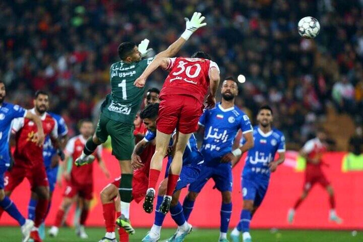 هافبک پرسپولیس موز پرتاب شده از زمین برداشت و خورد/ ویدئو