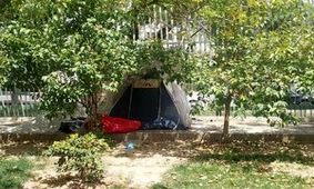 چادرخوابی بیماران اطراف بیمارستان قلب رجایی/ عکس