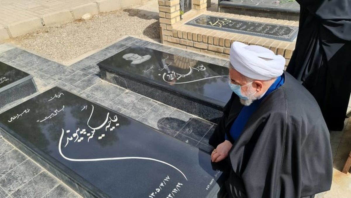 حضور روحانی بر سر مزار پدر و مادرش در آغاز سال جدید/ تصویر