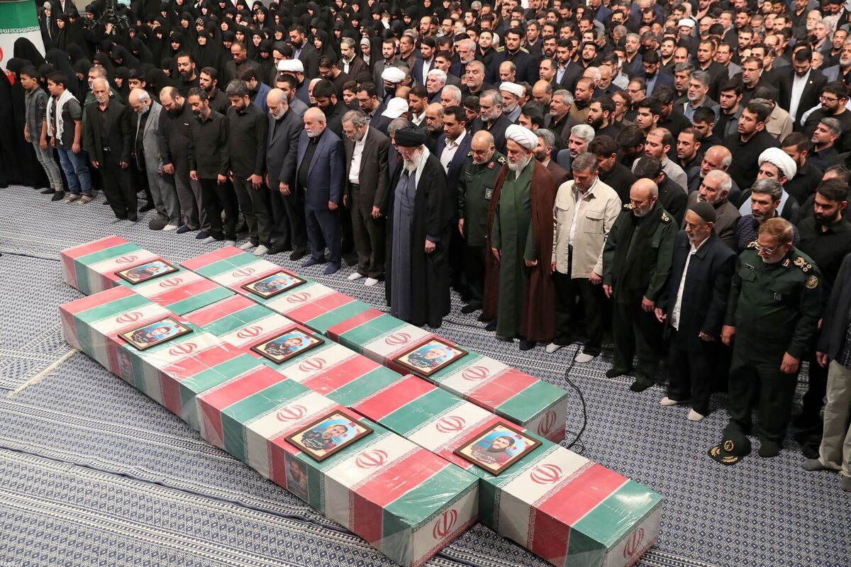 رهبر انقلاب بر پیکر هفت شهید راه قدس نماز اقامه کردند/ ویدئو