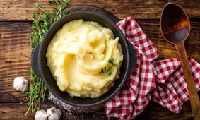 طرز تهیه پوره سیب زمینی برای نوزاد به دو روش ساده