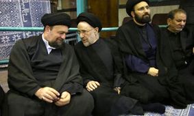 عکسی از سیدمحمد خاتمی و سیدحسن خمینی در یک مراسم 