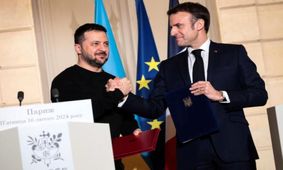  خداحافظی متفاوت روسای جمهور فرانسه و اوکراین؛ مکرون، زلنسکی را بوسید/ ویدئو

