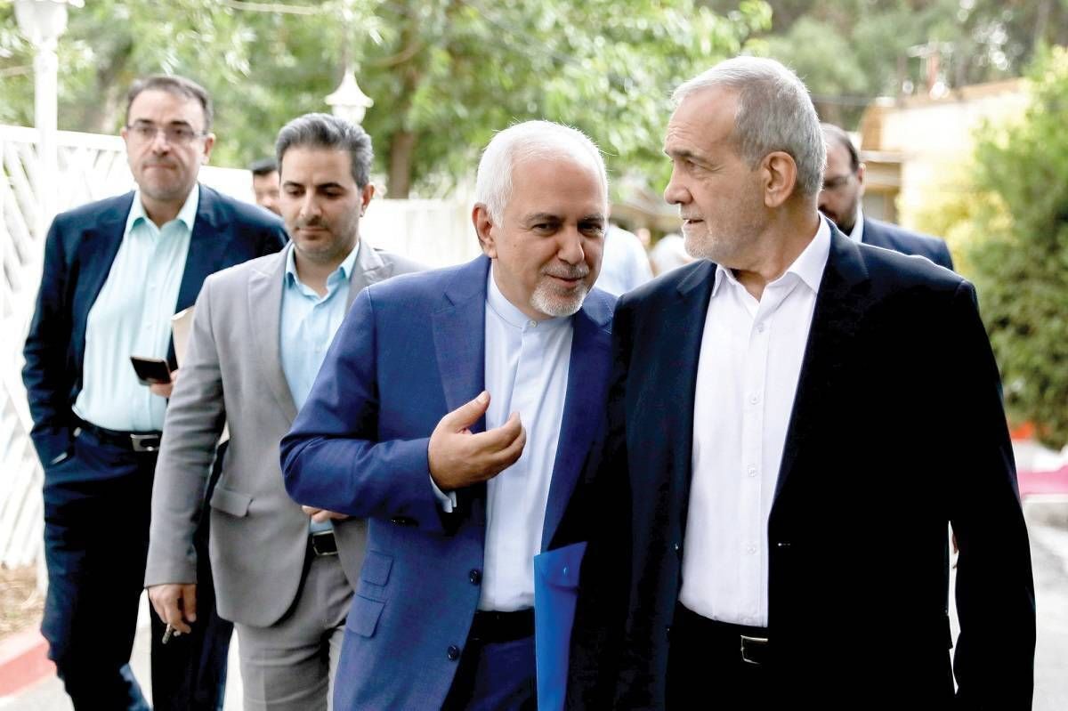 پزشکیان و ظریف بر سر مزار شهدای پرواز هواپیمای اوکراین/ تصویر