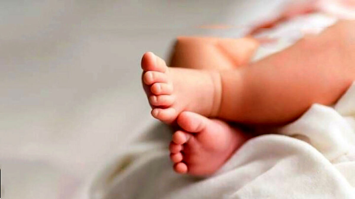 تهدید پدر عصبانی به پرت کردن نوزاد از بالکن بیمارستان/ ویدئو