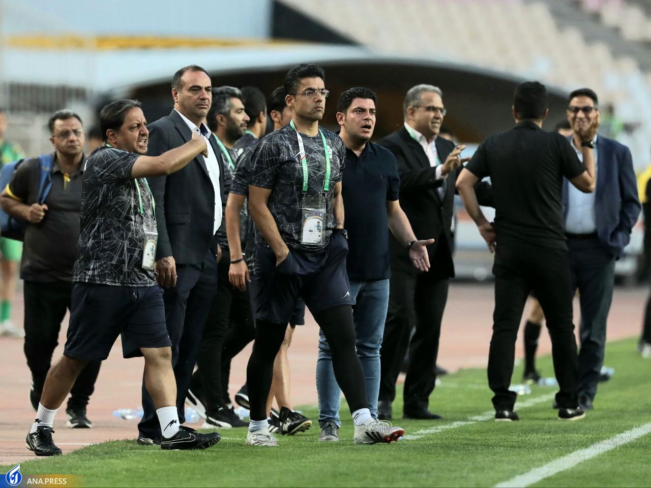 درگیری شدید پیکانی‌ها با داور پس از اخراج تمیروف+ تصاویر