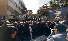 پزشکیان در تشییع پیکر ناصر قفلی، رئیس مجمع خیرین مدرسه‌ساز، شرکت کرد/ تصاویر