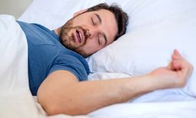 ۵ علت اصلی گاز گرفتن زبان در خواب