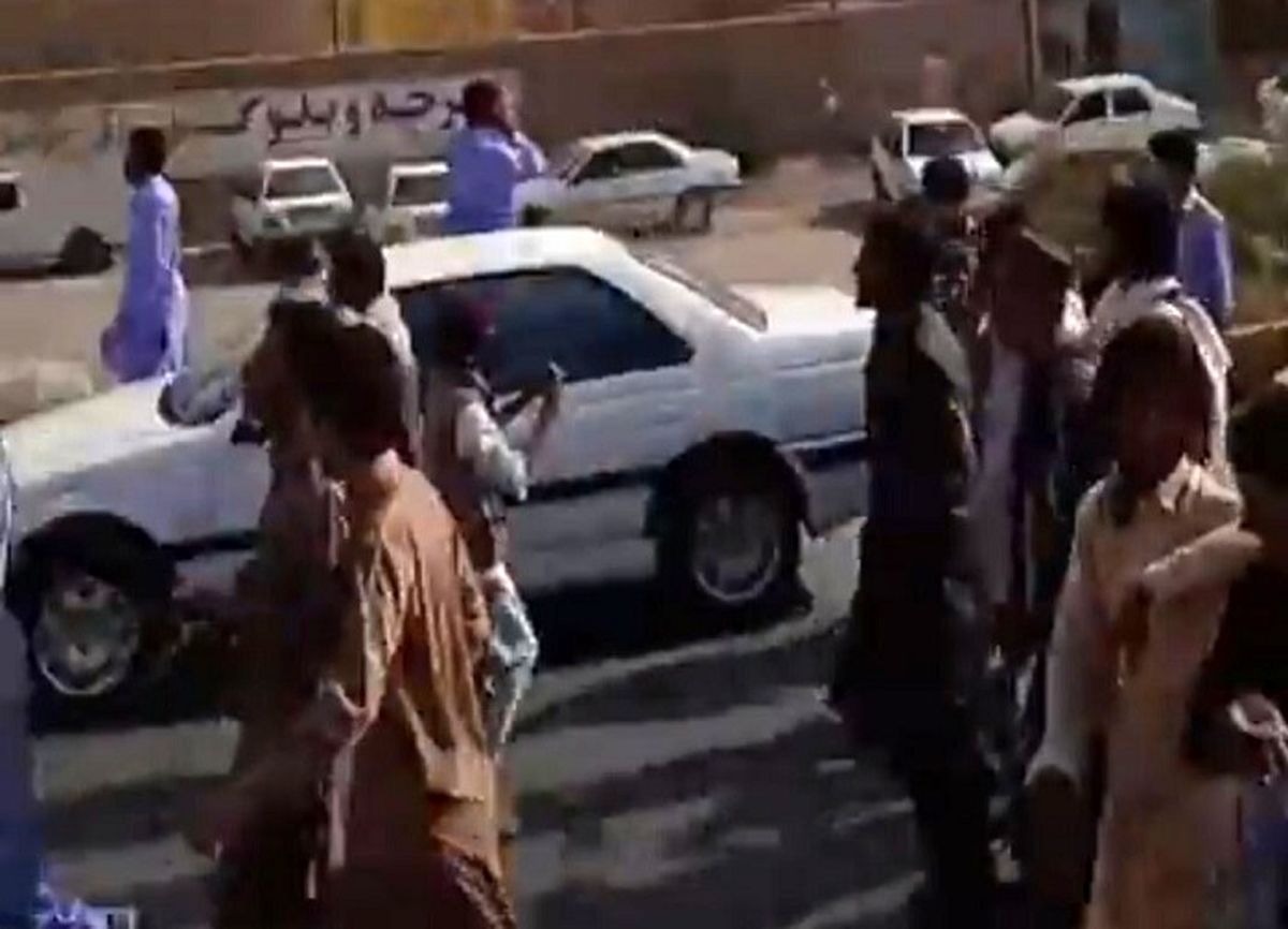 تیراندازی به سمت فرمانداری خاش/ یک کیوسک پلیس به آتش کشیده شد/ مدارس خاش غیرحضوری شد
