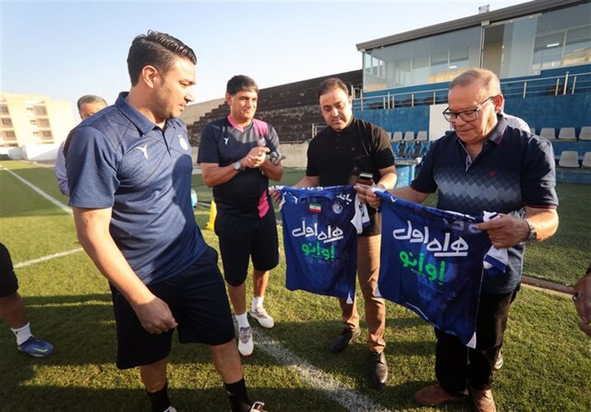نکونام پیراهن استقلال را به 2 هوادار مضروب هدیه کرد

