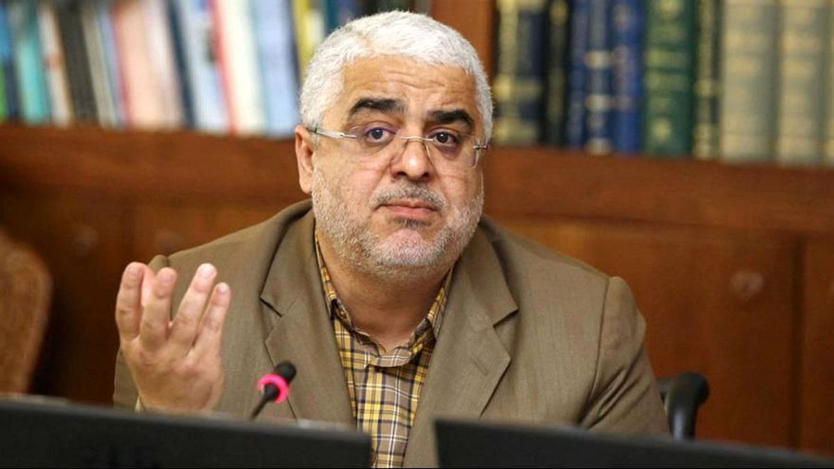 وزیر بهداشت دستور ساخت مسجد می‌دهد، رئیس بانک مرکزی دستور حجاب!/ مردم روی موضوع حجاب حساسیت دارند و با حکومت لجبازی می‌کنند