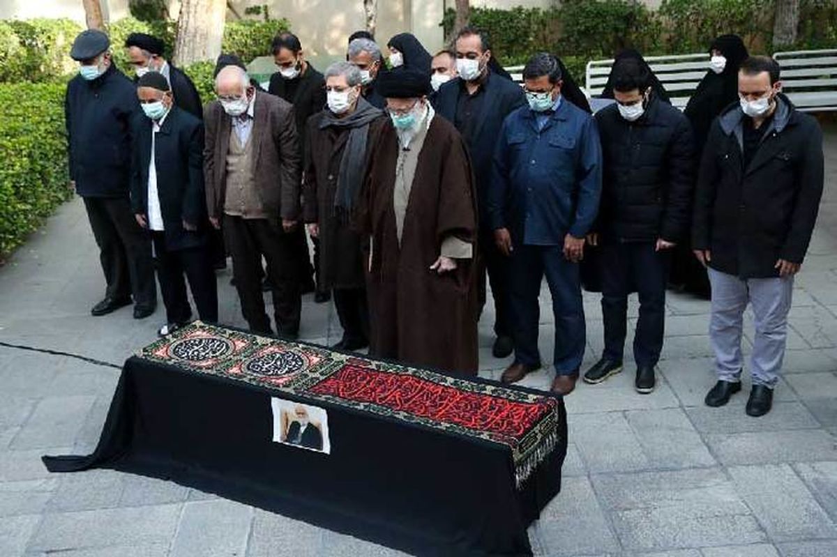 اقامه نماز رهبر انقلاب بر پیکر دکتر عباس شیبانی