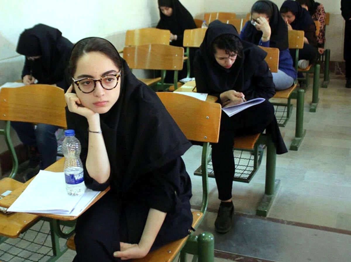 اختلاف طبقاتی در امتحانات نهایی دانش‌آموزان؛ تفاوت بلندگو و هدفون!

