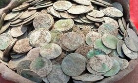 کوزه ای با 7 هزار سکه باستانی در دل یک زمین کشاورزی/ عکس