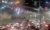 زیرگیری مأموران ضدشورش با پژو در میدان هفت‌تیر مشهد/ ویدئو