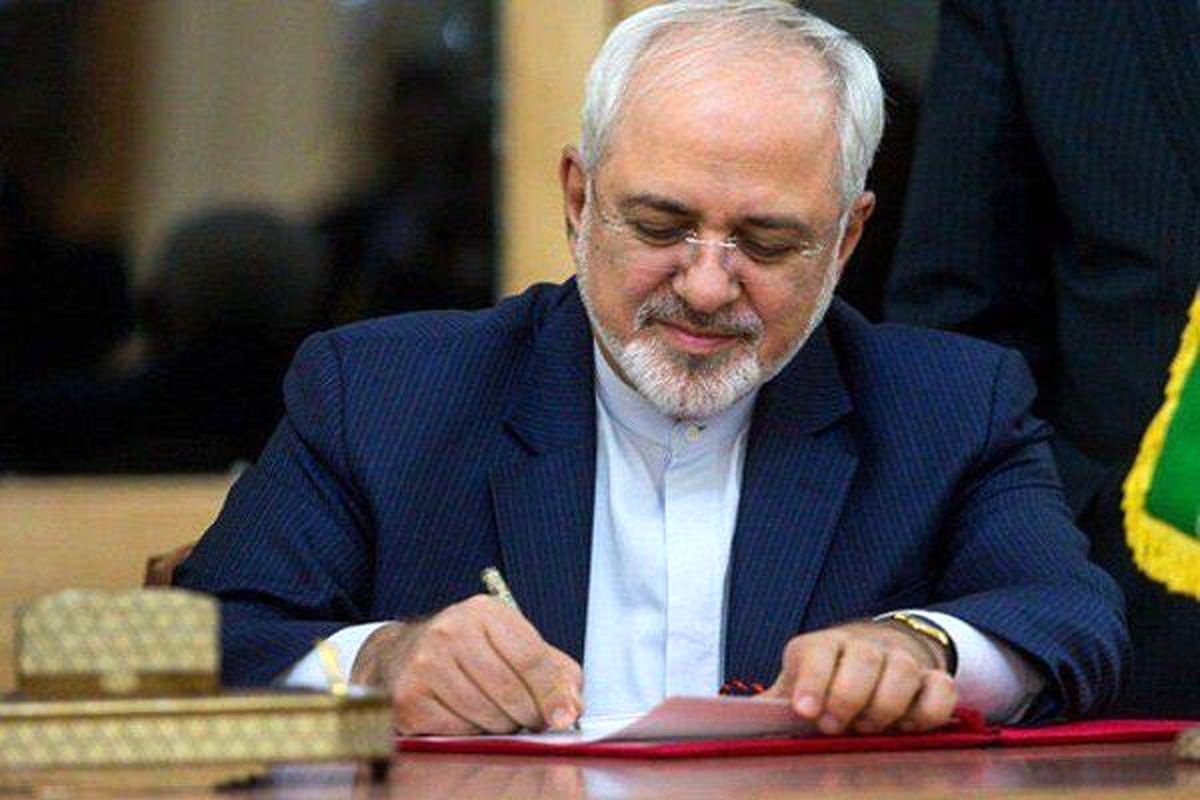 ظریف: ترامپ به حضور بی فایده ارتش آمریکا در خلیج فارس اذعان کرد