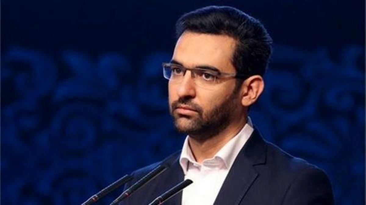 فیلم/ وقتی وزیر جوان در پخش زنده، برای مرتب کردن موهای خود، دست به شانه می‌شود!