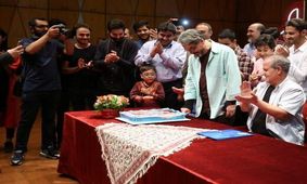 کیکی که نوازندگان نوجوان برای جشن تولد حسین علیزاده گرفتند/ عکس