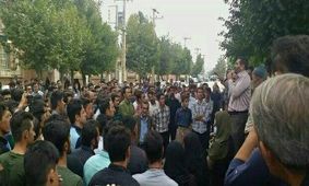 تجمع اعتراضی مقابل فرمانداری لردگان