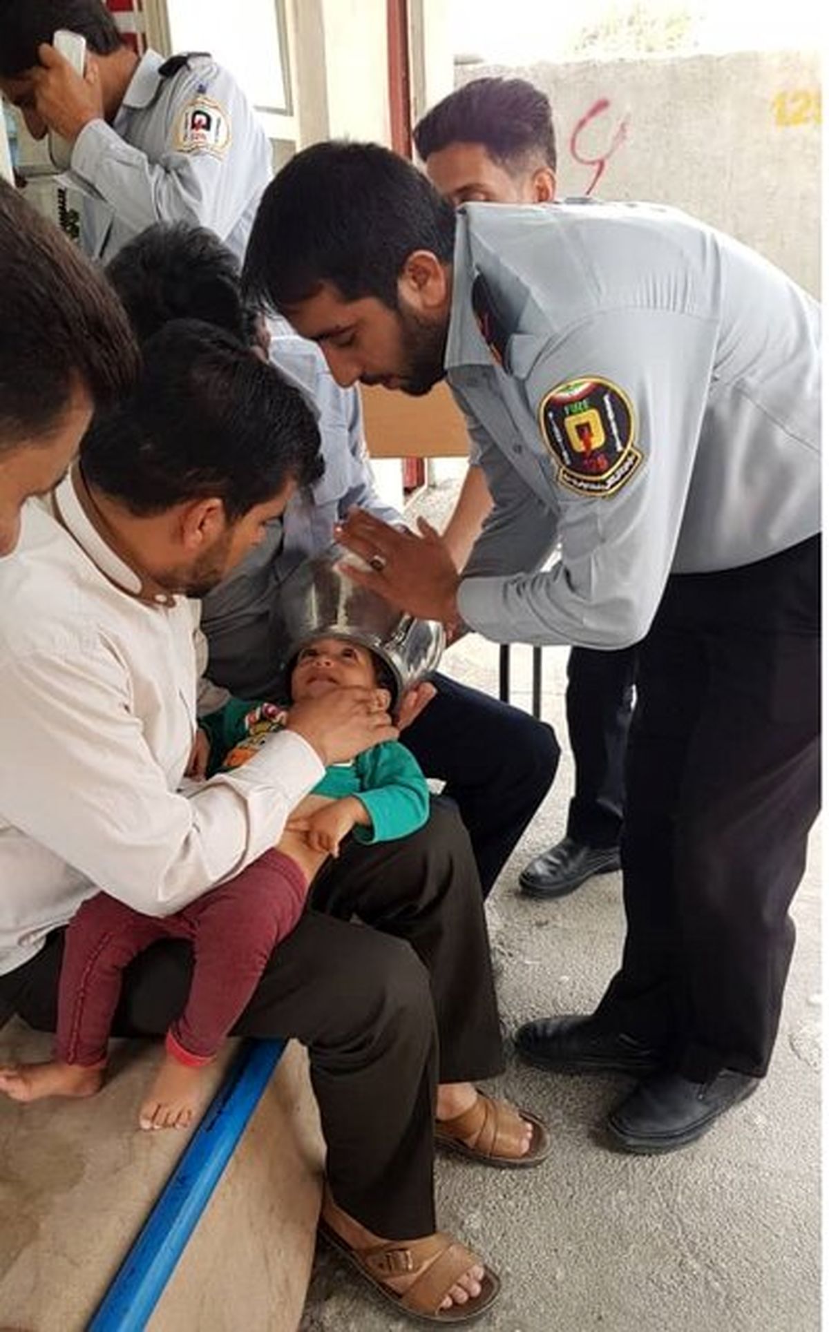 بازی‌گوشی کودک یک ساله حادثه‌ساز شد! + عکس