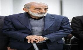 عکس| حسین شریعتمداری عصا به دست شد
