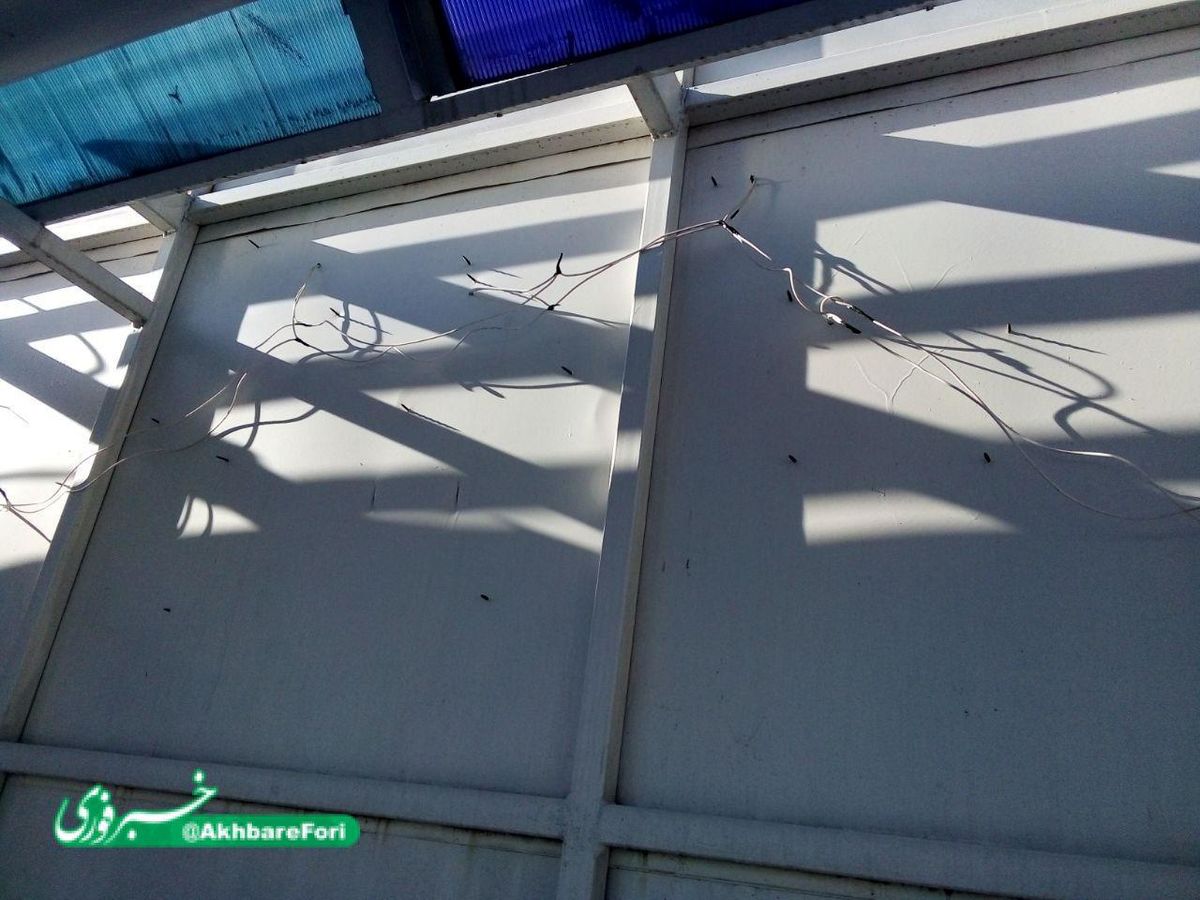 خطر برق‌گرفتگی روی پل عابر پیاده در مشهد