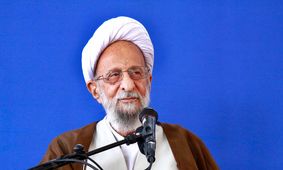 پرداختن بیش از حد به مسائل سیاسی مانع پرداختن به وظایف علمی و طلبگی می‌شود