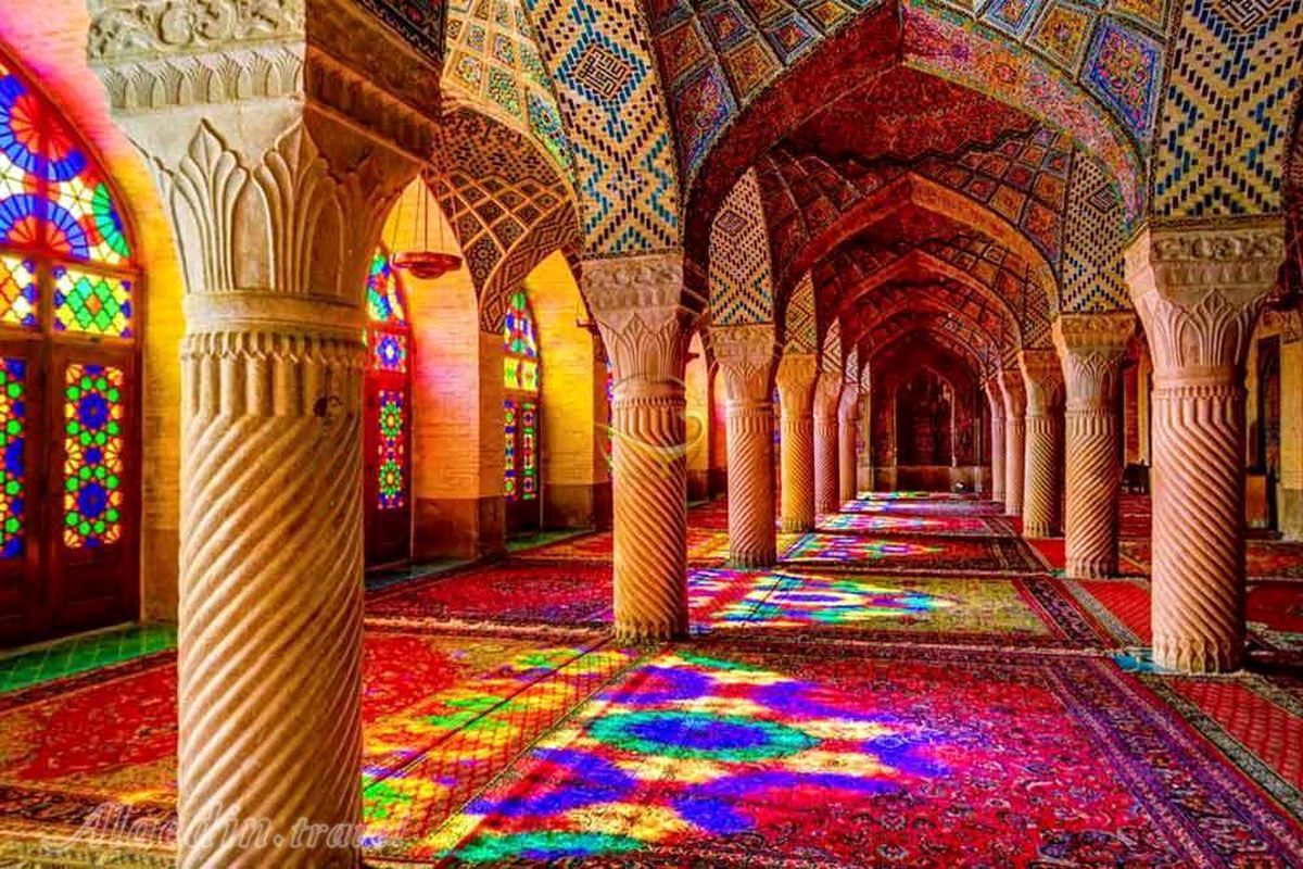 تصوير مسجد نصيرالملک شيراز روی جلد كتاب عجایب دست‌ساز دنيا