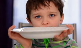 چگونه می‌توان با صداهای شکم کنار آمد؟