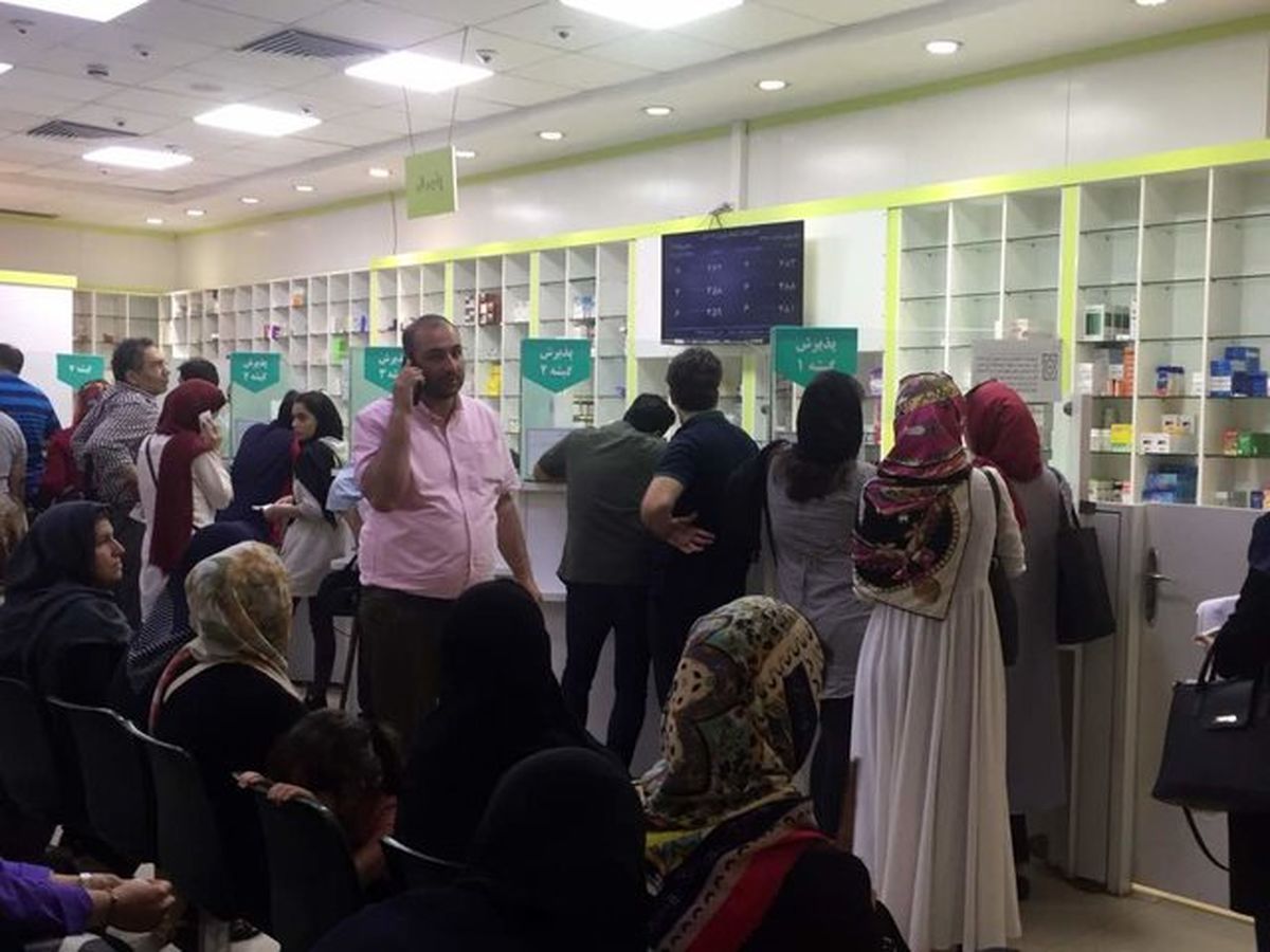 عدم رعایت فاصله‌گذاری اجتماعی در برخی مطب‌ها و داروخانه‌های همدان