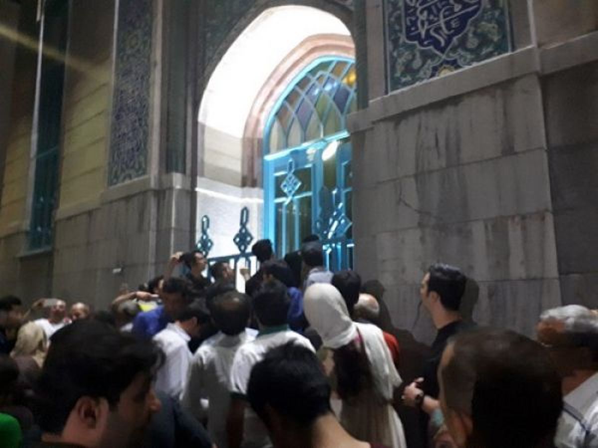 شعار پشت درهای بسته حسینیه ارشاد