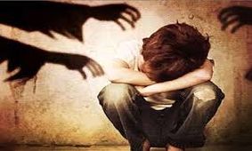 فیلم دردناک از یک کودک آزاری/ کودکی که به خاطر پول مجبور می‌شود فلفل تند بخورد!