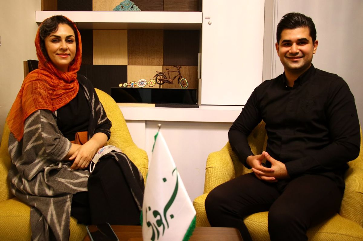من الگوی جامعه نیستم/ برخی حتی درباره رنگ مو، لاک و آرایشم نظر می‌دهند/ برای دادن نقش، از بعضی بازیگران جوان، پول می‌گیرند/ دعوای برخی بازیگران، زرگری است!/ هند، وطن دومم است