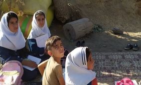 کلاس درس روی پشت بام در سایه بلوط پیر