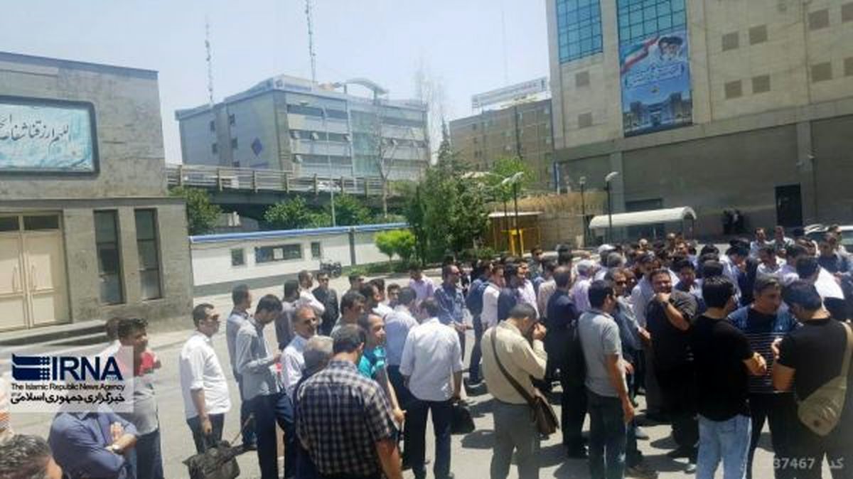 کارکنان مترو در اعتراض به عملکرد مدیریت تجمع کردند