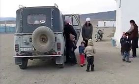 چند کودک از این خودرو پیاده شدند؟/ ویدئو