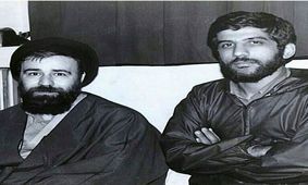 حاج احمدآقا سیگارى دود کرد و گفت: جلوی امام جرأت نمی‌کنم!/حاج احمدآقا بادگیر خوبی برای امام بود و از این بابت هم سختی کشید