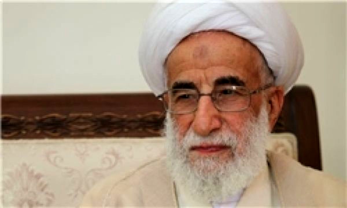 اهدای نشان فاطمی به آیت‌الله جنتی