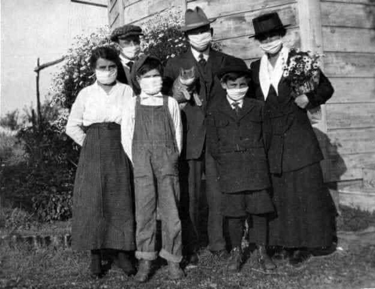یک عکس تاریخی عجیب/ ماسک زدن طرفداران فوتبال در سال 1918 به خاطر آنفلوانزا