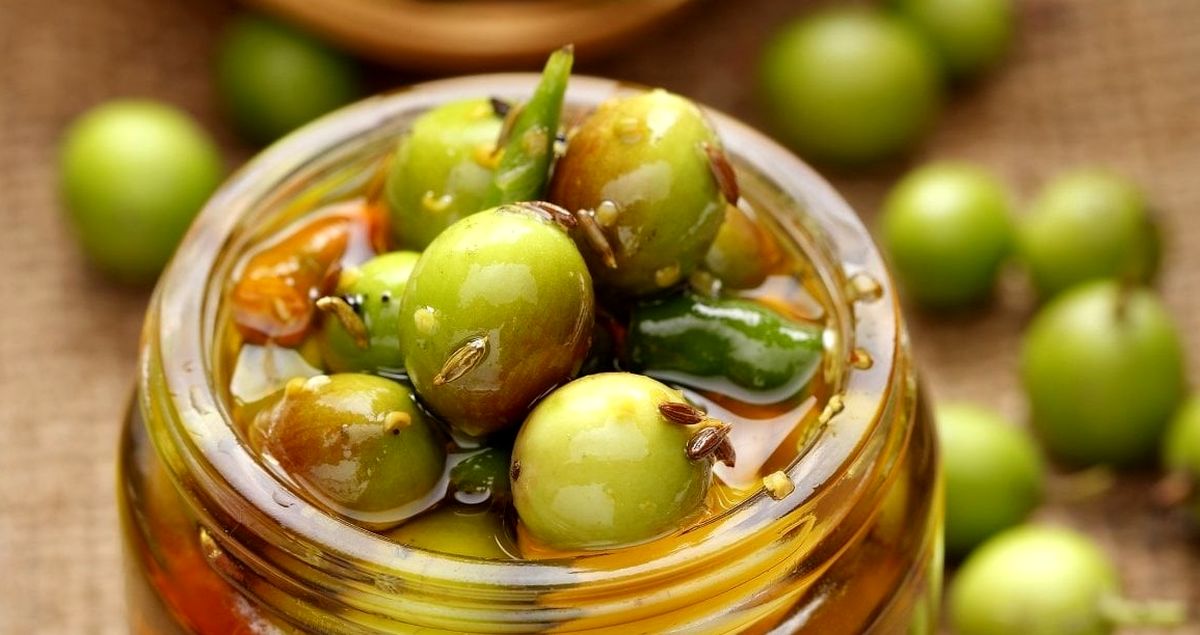 ۲ طرز تهیه ترشی چغاله بادام خوشمزه و لذیذ