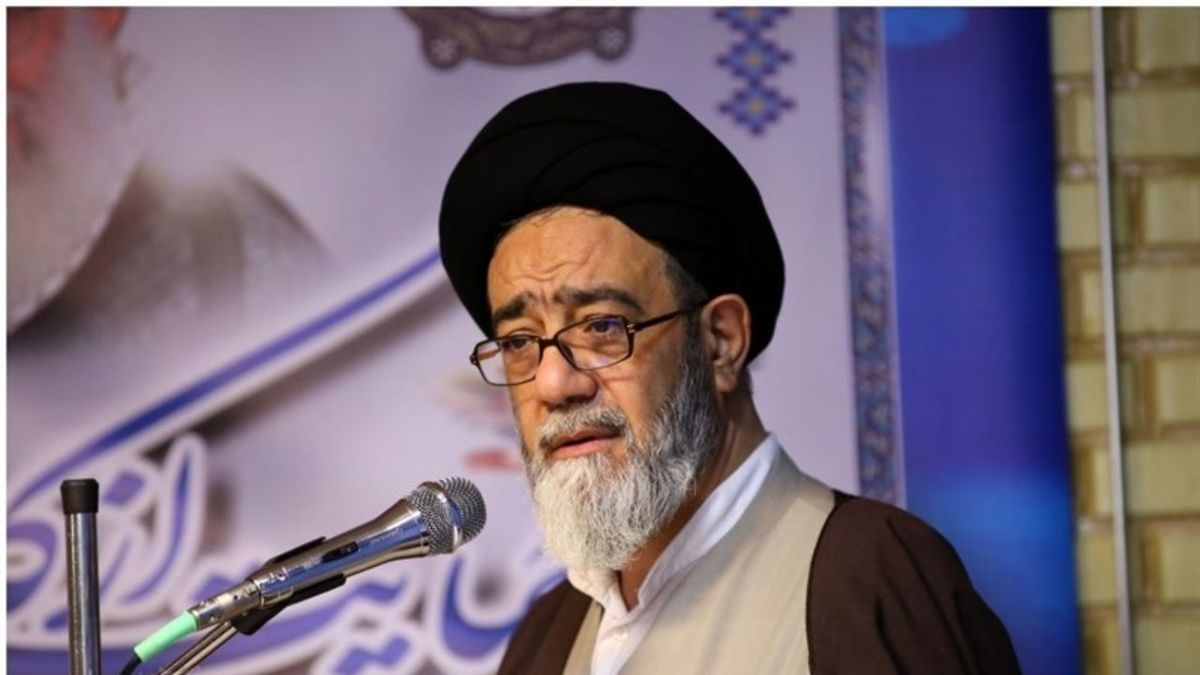 امام جمعه تبریز در صف مرغ ایستاد/ عکس