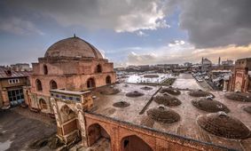 مکانی که ستون‌هایش ۷۰۰ سال است به صفِ ملاقات خدا ایستاده‌اند