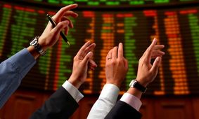 حمایت پولی از بورس اشتباه است/ بازار را دستکاری نکنید