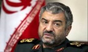 حضور فرمانده کل سپاه در منزل پدری «شهید حججی» + عکس