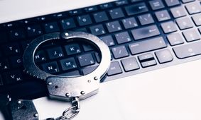 با مزاحم اینترنتی چطور رفتار کنیم؟