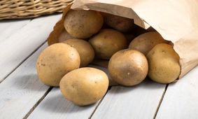 سیب زمینی را کنار این میوه ها نگهداری نکنید