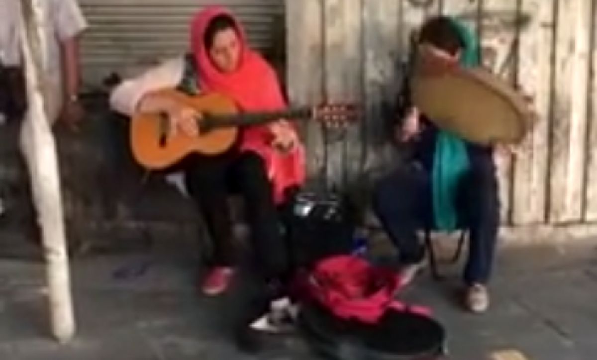 نوازندگی دو دختر در خیابان