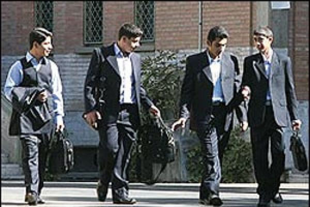 لباس دومادی یا لباس فرم مدرسه
