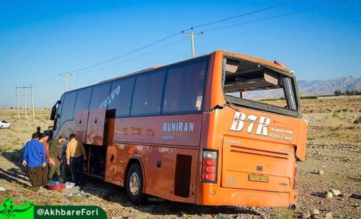 واژگونی اتوبوس در گچساران ۱۲ مصدوم بر جای گذاشت