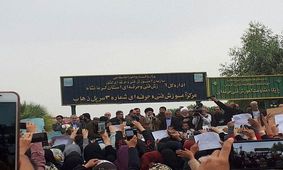 متن سخنان رهبر انقلاب در جمع مردم زلزله زده کرمانشاه/ انسانهای دلاور حادثه را مغلوب خود می کنند